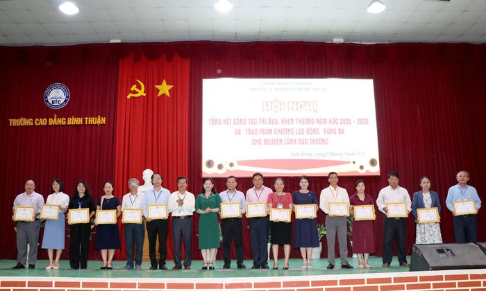 Khen thưởng các tập thể đạt thành tích xuất sắc trong thực hiện nhiệm vụ năm học 2025 - 2026