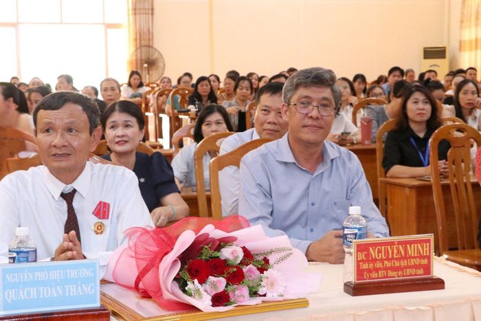 Phó Chủ tịch UBND tỉnh Nguyễn Minh và các đại biểu dự hội nghị