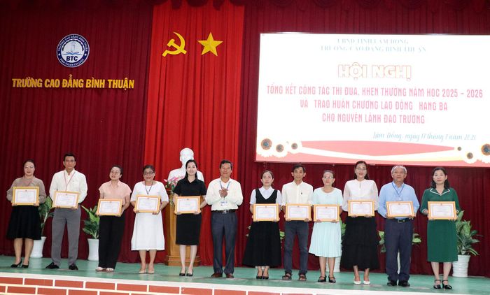 Trao Chứng nhận Danh hiệu Chiến sĩ thi đua cơ sở