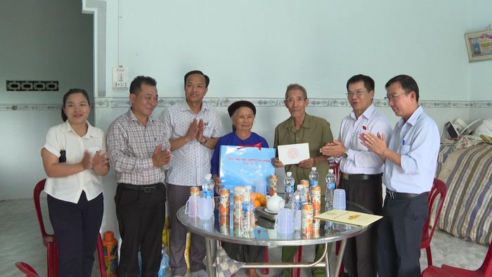 Phó Trưởng đoàn chuyên trách Đoàn ĐBQH tỉnh Dương Khắc Mai mong muốn gia đình tiếp tục phát huy truyền thống, tham gia các phong trào yêu nước tại địa phương