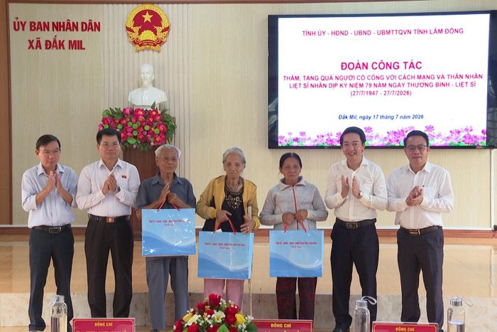 Đoàn công tác thăm, tặng quà cho gia đình chính sách tại xã Đắk Mil