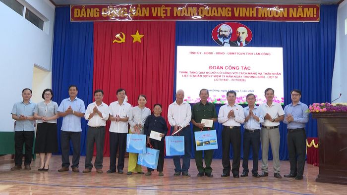 Đoàn công tác cùng chính quyền địa phương thăm, tặng quà cho gia đình chính sách tại xã Nam Dong