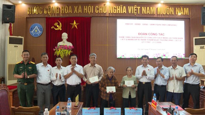 Đoàn công tác thăm, tặng quà gia đình chính sách tại xã Cư Jút