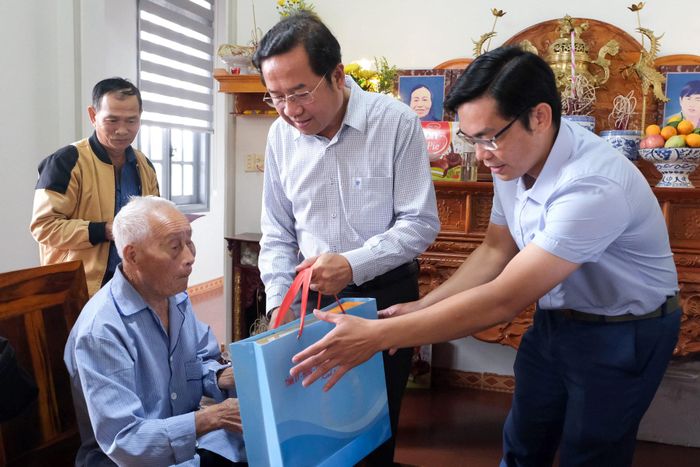 Đoàn thăm và tặng quà gia đình chính sách Đào Thị Liên (thôn Tân An, xã Phúc Thọ Lâm Hà)
