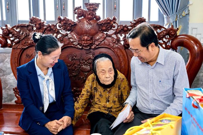 Trưởng Ban Tổ chức Tỉnh ủy Tôn Thiện Đồng thăm hỏi Mẹ Việt Nam Anh hùng Trần Thị Mạc (xã Tân Hà Lâm Hà)