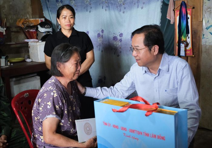 Trưởng Ban Tổ chức Tỉnh ủy Tôn Thiện Đồng và đoàn thăm hỏi, động viên gia đình bà Đàm Thị Vui (xã Phúc Thọ Lâm Hà)