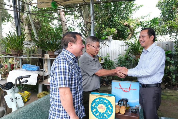 Đồng chí Tôn Thiện Đồng, Ủy viên Ban Thường vụ Tỉnh ủy, Trưởng Ban Tổ chức Tỉnh ủy Lâm Đồng thăm hỏi, tặng quà cho ông Hoàng Vân (xã Phú Sơn Lâm Hà)