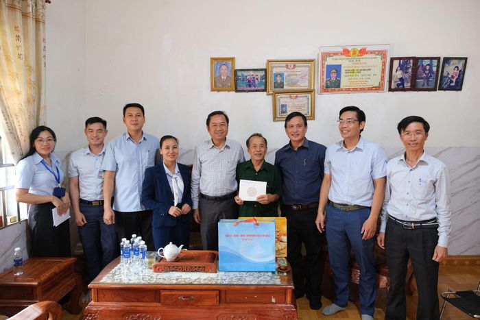 Đoàn thăm và tặng quà gia đình ông Vũ Quang Hợp (thôn Liên Trung, xã Tân Hà Lâm Hà)