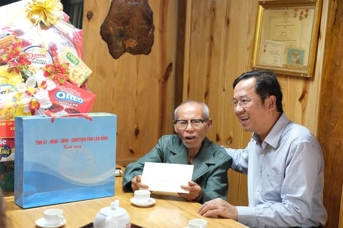 Đồng chí Tôn Thiện Đồng, Ủy viên Ban Thường vụ Tỉnh ủy, Trưởng Ban Tổ chức Tỉnh ủy Lâm Đồng trò chuyện, động viên gia đình chính sách Nguyễn Hữu Dinh (thôn Văn Tâm, xã Đình Văn Lâm Hà)