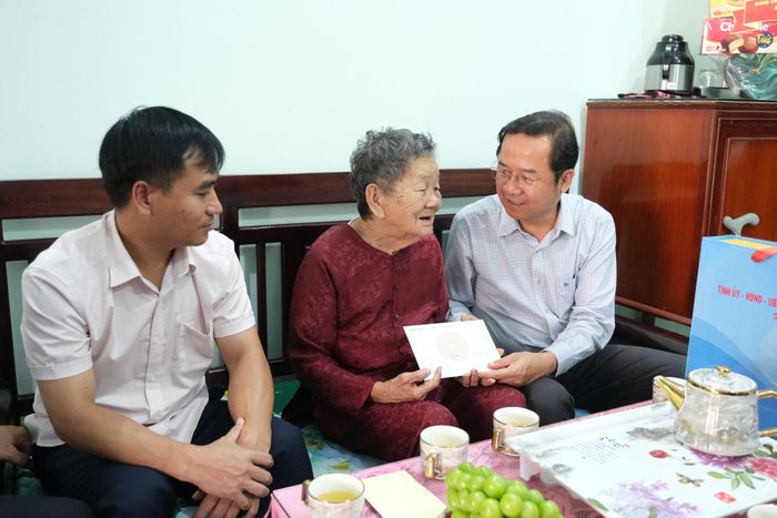 Đồng chí Tôn Thiện Đồng, Ủy viên Ban Thường vụ Tỉnh ủy, Trưởng Ban Tổ chức Tỉnh ủy Lâm Đồng thăm hỏi Mẹ Việt Nam Anh hùng Võ Thị Thanh (thôn Văn Tâm, xã Đinh Văn Lâm Hà)