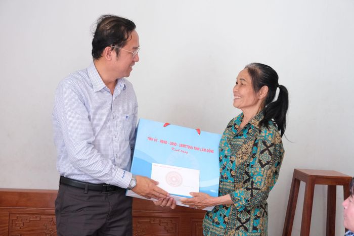Đồng chí Tôn Thiện Đồng, Ủy viên Ban Thường vụ Tỉnh ủy, Trưởng Ban Tổ chức Tỉnh ủy Lâm Đồng thăm hỏi, tặng quà gia đình chính sách cho bà Nguyễn Thị Ninh (xã Phú Sơn Lâm Hà)