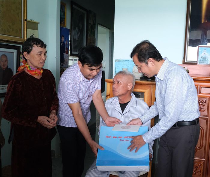Đồng chí Tôn Thiện Đồng, Ủy viên Ban Thường vụ Tỉnh ủy, Trưởng Ban Tổ chức Tỉnh ủy Lâm Đồng thăm tặng quà thương binh Hồ Xuân Sơn (thôn Phúc Tiến, xã Phúc Thọ Lâm Hà)