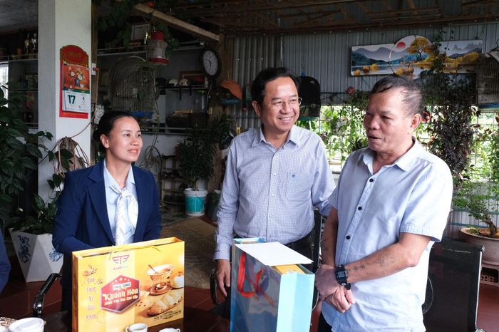 Đồng chí Tôn Thiện Đồng, Ủy viên Ban Thường vụ Tỉnh ủy, Trưởng Ban Tổ chức Tỉnh ủy Lâm Đồng thăm, động viên gia đình ông Phùng Quang Minh (thôn Liên Trung, xã Tân Hà Lâm Hà)