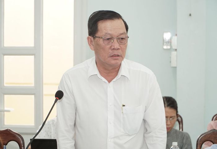 Phó Bí thư Đảng ủy, Chủ tịch UBND phường Hàm Thắng Trần Ngọc Hiền báo cáo tại buổi làm việc