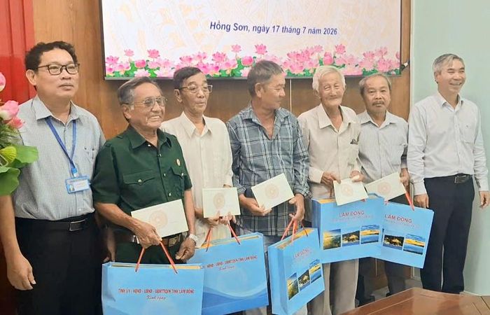 Đoàn công tác thăm, tặng quà cho các đối tượng chính sách tại xã Hồng Sơn (Ảnh: Ngọc Thuận)