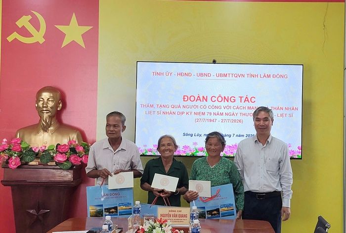 Chủ nhiệm Ủy ban Kiểm tra Tỉnh ủy Nguyễn Văn Quang thăm, tặng quà các đối tượng chính sách tại xã Sông Lũy