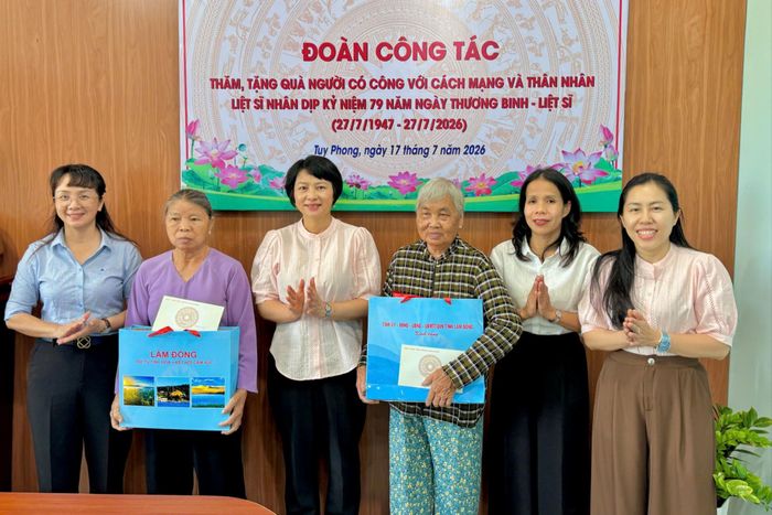 Đồng chí Phạm Thị Phúc, Phó Bí thư Tỉnh ủy, Chủ tịch Ủy ban MTTQ Việt Nam tỉnh Lâm Đồng tặng quà tại xã Tuy Phong