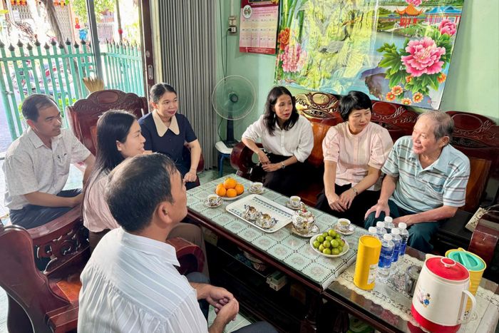 Đồng chí Phạm Thị Phúc, Phó Bí thư Tỉnh ủy, Chủ tịch Ủy ban MTTQ Việt Nam tỉnh Lâm Đồng thăm, tặng quà gia đình thương binh ở xã Hải Ninh