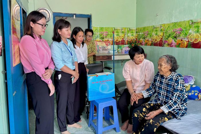 Đồng chí Phạm Thị Phúc, Phó Bí thư Tỉnh ủy, Chủ tịch Ủy ban MTTQ Việt Nam tỉnh Lâm Đồng thăm gia đình thương bệnh binh tại xã Phan Rí Cửa