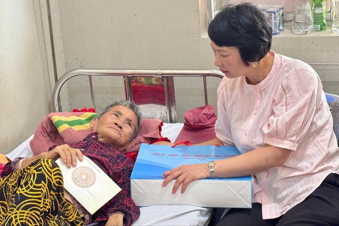 Đồng chí Phạm Thị Phúc, Phó Bí thư Tỉnh ủy, Chủ tịch Ủy ban MTTQ Việt Nam tỉnh Lâm Đồng thăm hỏi, động viên bà Trần Thị Nhiên (xã Liên Hương)