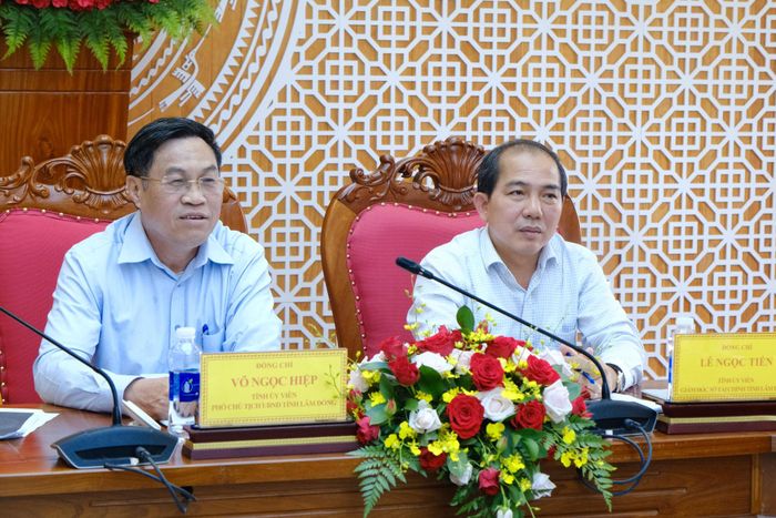 Đồng chí Võ Ngọc Hiệp, Phó Chủ tịch UBND tỉnh và đồng chí Lê Ngọc Tiến, Giám đốc Sở Tài chính tham dự hội nghị tại điểm cầu Lâm Đồng