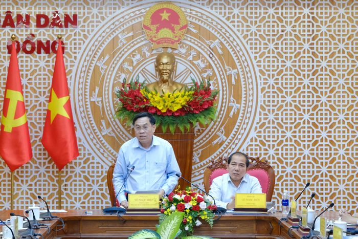 Đồng chí Võ Ngọc Hiệp, Phó Chủ tịch UBND tỉnh Lâm Đồng báo cáo tình hình thực hiện nhiệm vụ phát triển kinh tế - xã hội, tài chính - ngân sách và đầu tư công trên địa bàn tỉnh