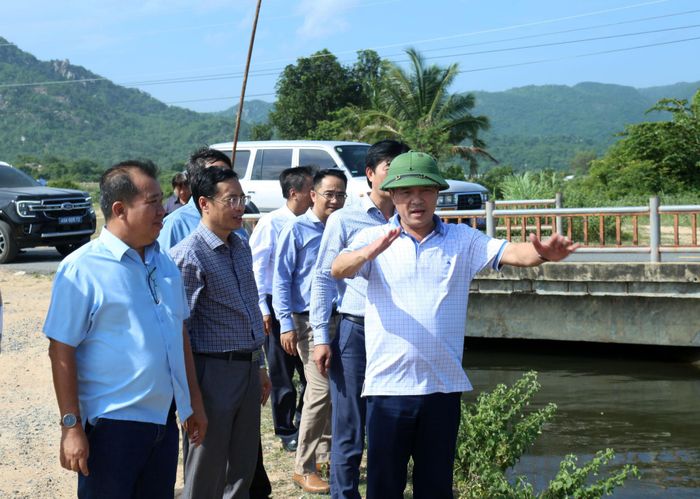 Đồng chí Lê Trọng Yên, Ủy viên Ban Thường vụ Tỉnh ủy, Phó Chủ tịch Thường trực UBND tỉnh trao đổi với lãnh đạo Công ty TNHH MTV Khai thác công trình thủy lợi Bình Thuận về phương pháp khắc phục sự cố sạt lở tuyến kênh dẫn nước
