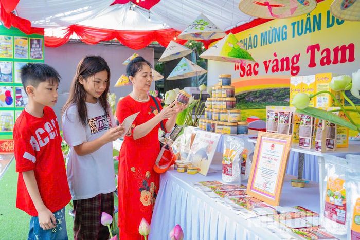 Chương trình mục tiêu quốc gia giai đoạn 2026-2030 tiếp tục chú trọng hỗ trợ phát triển thương mại điện tử và chuẩn hóa các đặc sản vùng miền. (Trong ảnh: Trung bày sản phẩm OCOP tại Lễ hội Sắc vàng Tam Cốc - Tràng An). Ảnh: Ngọc Linh