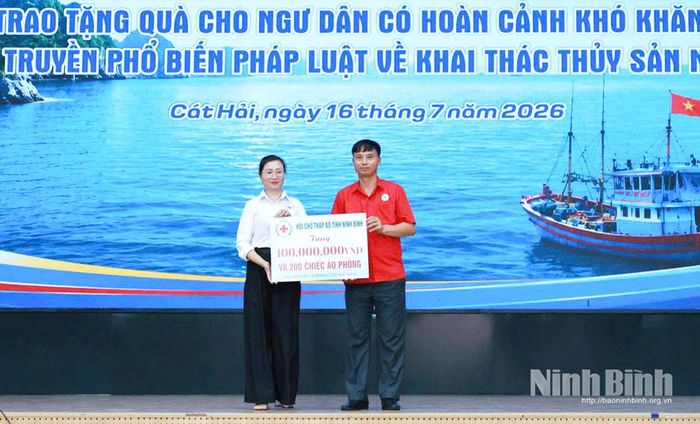 Lãnh đạo Hội Chữ thập đỏ tỉnh Ninh Bình trao biển tượng trưng quà và tiền mặt cho ngư dân có hoàn cảnh khó khăn tại chương trình.