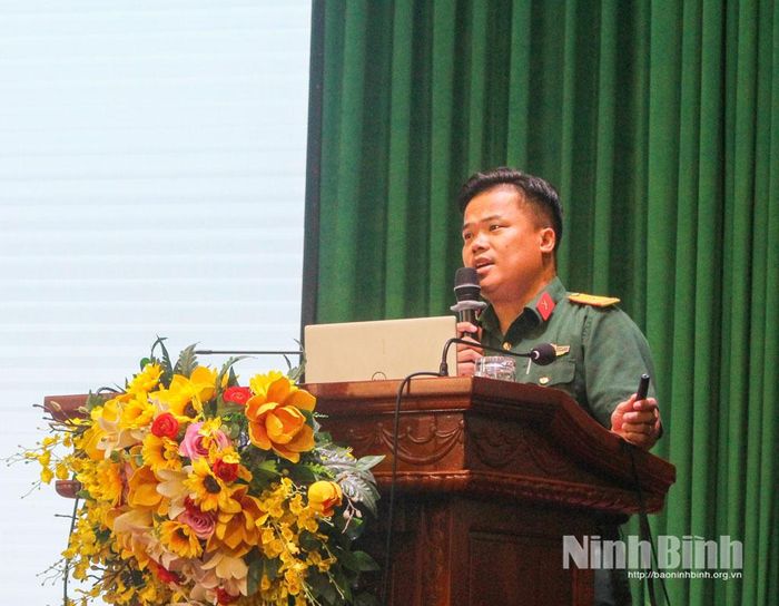 Đại diện Ban Chỉ huy Quân sự phường Lý Thường Kiệt trình bày chuyên đề tại hội nghị.