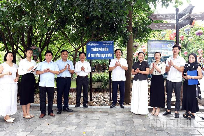 Các đại biểu thực hiện nghi thức gắn biển Tuyến phố điểm về an toàn thực phẩm.