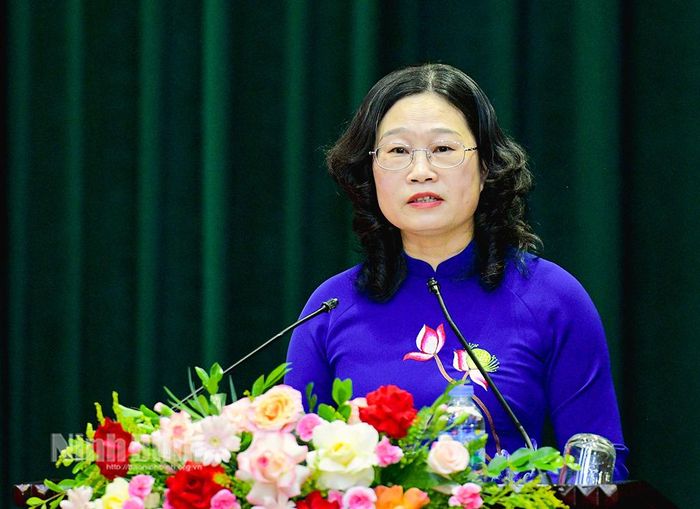 Đồng chí Vũ Thị Kim, Trưởng Ban Pháp chế HĐND tỉnh phát biểu tại kỳ họp. Ảnh: Trường Giang