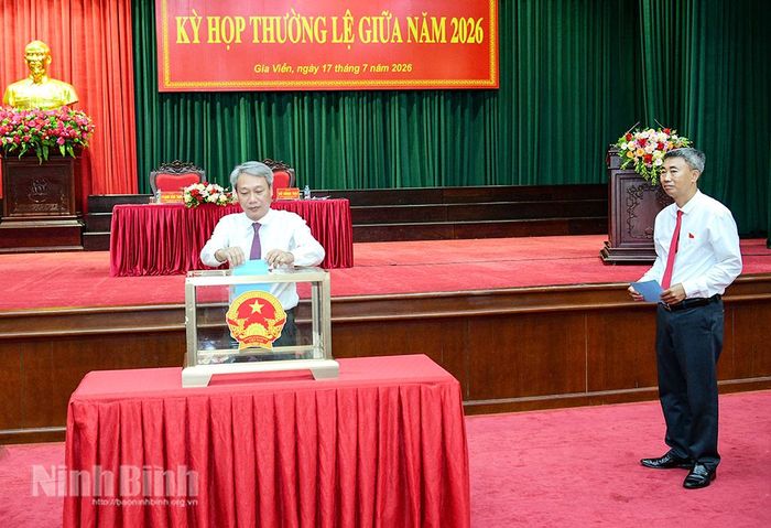 Đại biểu HĐND xã Gia Viễn bầu bổ sung thành viên UBND xã nhiệm kỳ 2016 - 2031. Ảnh: Trường Giang