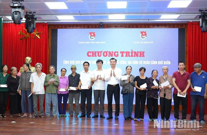Đồng chí Trương Công Khải, Tỉnh ủy viên, Phó Bí thư Đảng ủy UBND tỉnh và lãnh đạo Sở Khoa học và Công nghệ trao quà cho các gia đình chính sách, người có công với cách mạng và các hộ gia đình có hoàn cảnh khó khăn trên địa bàn xã Bình Mỹ.