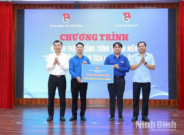 Đoàn Thanh niên UBND tỉnh trao biển khánh thành 3 công trình số hóa thông tin tại các di tích lịch sử văn hóa trên địa bàn xã Bình Mỹ.
