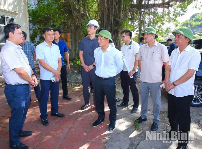 Đồng chí Phó Chủ tịch UBND tỉnh Nguyễn Cao Sơn cùng Đoàn kiểm tra phạm vi đoạn từ núi Búa Liềm đến đền Hành Khiển, phường Tây Hoa Lư.