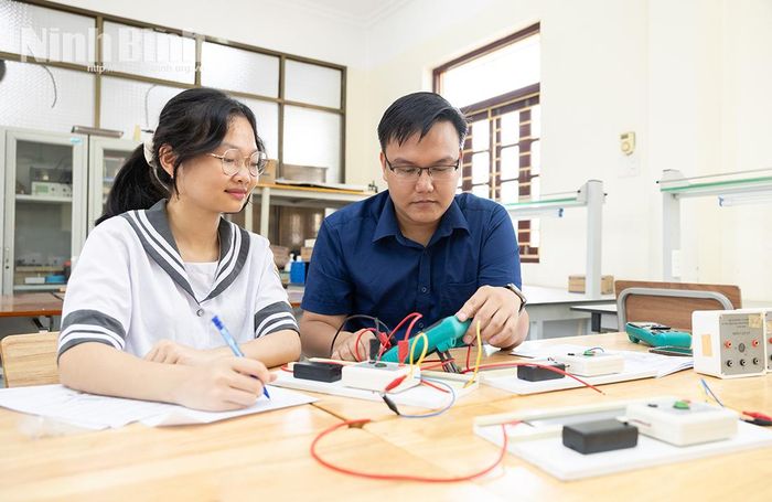 Thầy giáo Nguyễn Hải Dương hướng dẫn Nguyễn Thị Bích Ngọc kỹ năng thực hành Vật lý.
