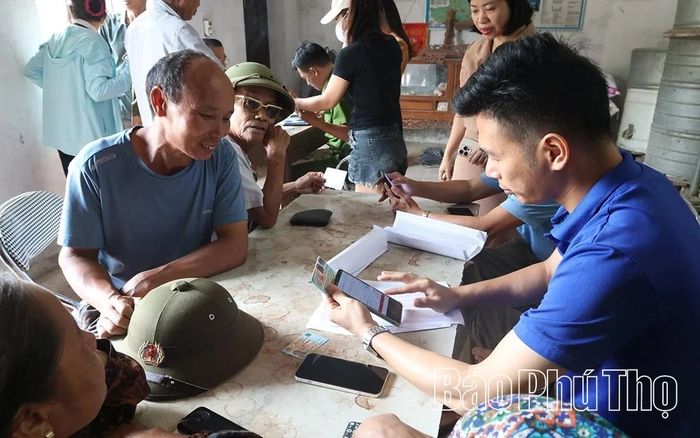 Đoàn thanh niên xã Hợp Lý phối hợp với Công an xã ra quân “Chiến dịch Mùa hè số”, hướng dẫn người dân thực hiện Đề án 06 tại các thôn.