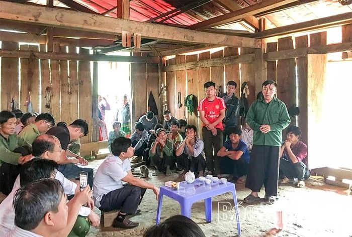 Trong suốt quá trình giải quyết các vấn đề về di cư tự do, có nhiều đoàn công tác đến Suối Rằm tuyên truyền vận động các hộ đồng bào dân tộc Mông nghiêm chỉnh chấp hành các chính sách pháp luật của Đảng và Nhà nước.
