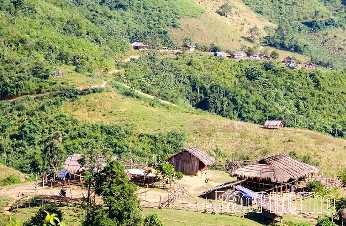 Trên những triền núi, các hộ người Mông di cư tự do đến phát nương, lập làng tìm kế sinh nhai.