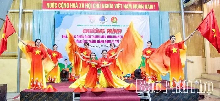 Đoàn viên thanh niên xã Lâm Thao biểu diễn văn nghệ, góp phần nâng cao đời sống tinh thần.