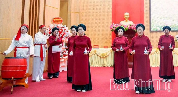 Câu lạc bộ hát Xoan, hát dân ca xã Lâm Thao thường xuyên duy trì sinh hoạt, góp phần bảo tồn và phát huy những giá trị văn hóa truyền thống của vùng Đất Tổ.