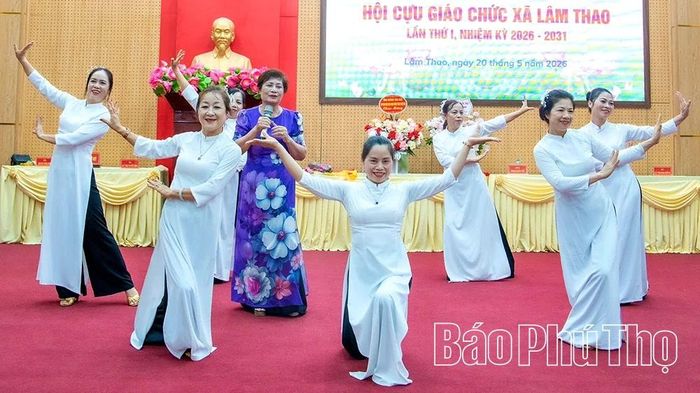 Người dân biểu diễn các tiết mục hát, múa tại Đại hội Cựu giáo chức xã Lâm Thao, tạo không khí vui tươi, thắm tình đoàn kết.