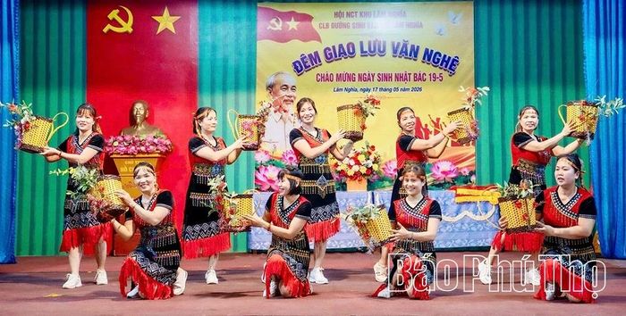 Tiết mục giao lưu văn nghệ của người dân xã Lâm Thao góp phần làm phong phú đời sống văn hóa tinh thần, tăng cường sự gắn kết trong cộng đồng dân cư.