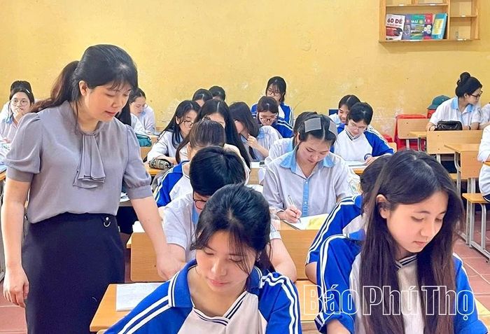 Cô và trò Trường THPT Long Châu Sa thi đua dạy tốt, học tốt.
