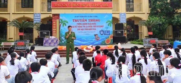 Công an xã tuyên truyền phòng chống đuối nước và bảo vệ thông tin mạng cho học sinh.