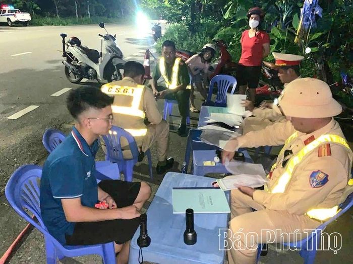 Công an xã phối hợp với Phòng Cảnh sát giao thông Công an tỉnh tăng cường tuần tra, kiểm soát, xử lý nghiêm các trường hợp vi phạm pháp luật về giao thông.