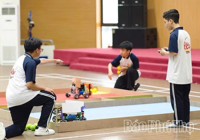 Học sinh Trường THPT Chuyên Hùng Vương tham gia Ngày hội STEM-Robotics-AI.