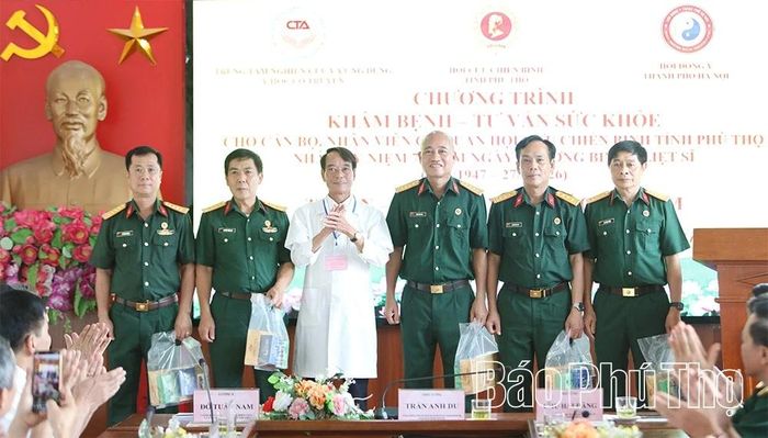 Đại diện các đơn vị khám, chữa bệnh trao quà cho cán bộ, hội viên Hội Cựu chiến binh tỉnh.