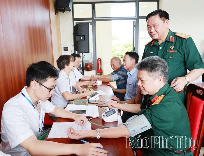 Các y, bác sĩ khám, tư vấn chăm sóc sức khỏe cho cán bộ, hội viên Hội Cựu chiến binh tỉnh.